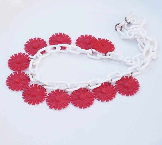 Retro Red and White Flower Early Plastic Necklace - image 4