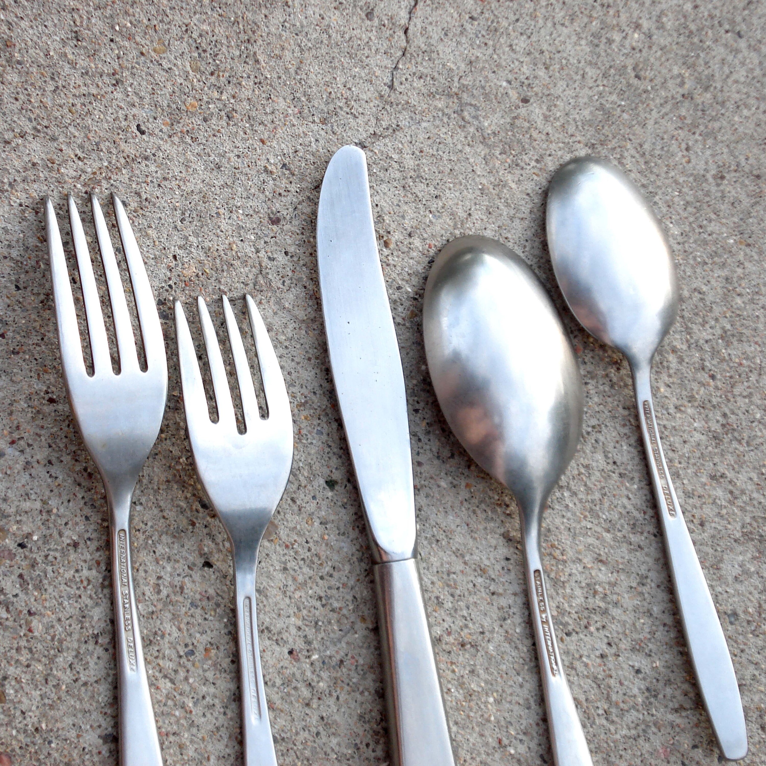 International stainless deluxe best sale flatware