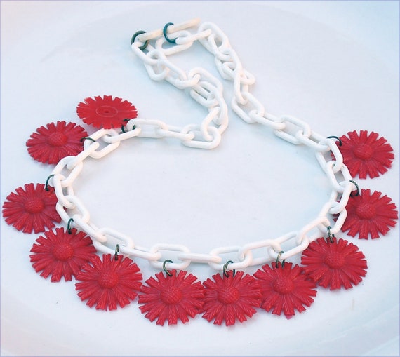 Retro Red and White Flower Early Plastic Necklace - image 5