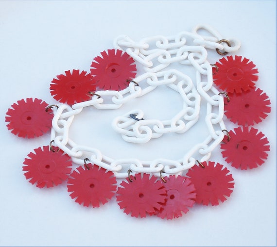 Retro Red and White Flower Early Plastic Necklace - image 3