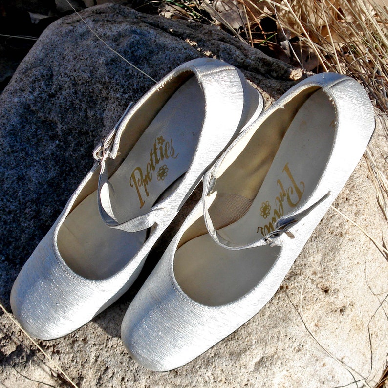 Vintage Pair of Silver Metallic Mary Janes Size 8M Pretties | Etsy
