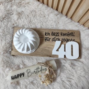 May include: A wooden sign with the text "Ich lass Konfetti f&uuml;r dich regnen 40" and a white candle with the text "Happy Birthday".