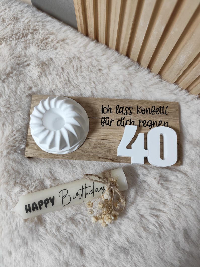 May include: A wooden sign with the text "Ich lass Konfetti f&uuml;r dich regnen 40" and a white candle with the text "Happy Birthday".