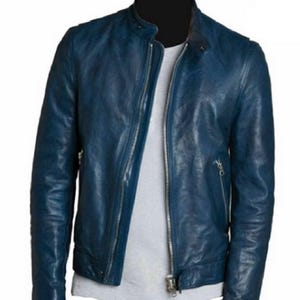 Op de afbeelding: Een blauw leren jack met een ritssluiting en twee ritszakken.