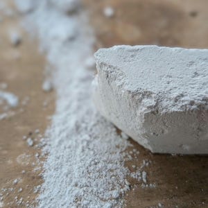 Può includere: Un set di tre tazze in ceramica con finitura opaca e macchiettata. Le tazze sono nei toni del crema, grigio chiaro e grigio scuro. Ogni tazza ha un design semplice e minimalista, per caffè o tè.
