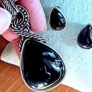 以下が含まれることがあります： つや消し仕上げの、斑点模様のセラミックマグカップ3個セット。マグカップはクリーム色、ライトグレー、ダークグレーの3色。シンプルでミニマルなデザインで、コーヒーや紅茶に最適です。