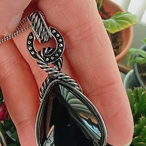 以下が含まれることがあります： 青、緑、白の色合いのセラミック製の入れ子ボウルのセット。ボウルはまだらの釉薬とシンプルでモダンなデザインが特徴です。最大のボウルの直径は約15cmです。