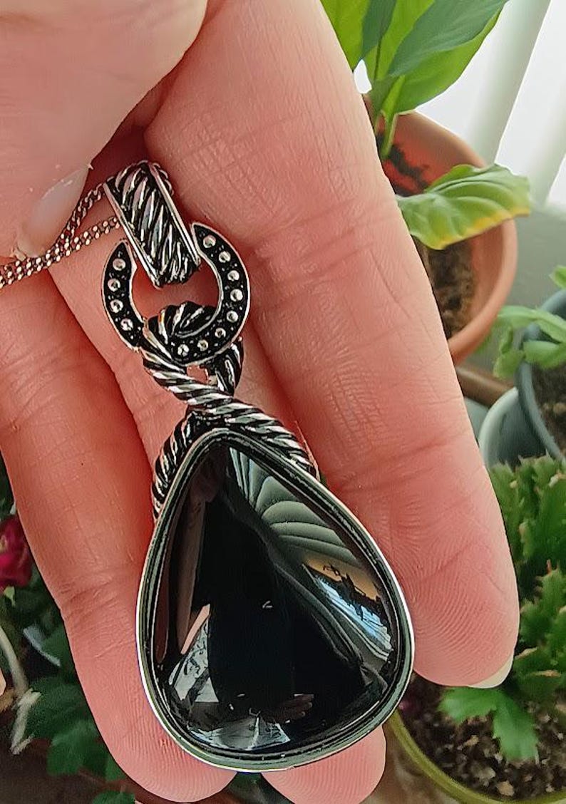 以下が含まれることがあります： 青、緑、白の色合いのセラミック製の入れ子ボウルのセット。ボウルはまだらの釉薬とシンプルでモダンなデザインが特徴です。最大のボウルの直径は約15cmです。