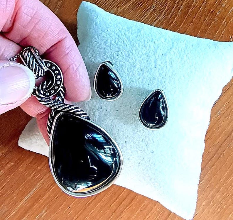 以下が含まれることがあります： つや消し仕上げの、斑点模様のセラミックマグカップ3個セット。マグカップはクリーム色、ライトグレー、ダークグレーの3色。シンプルでミニマルなデザインで、コーヒーや紅茶に最適です。