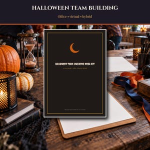 Peut inclure: Un panneau rectangulaire noir avec une fine bordure dorée, arborant une icône de croissant de lune orange et le texte blanc HALLOWEEN TEAM-BUILDING MEGA KIT, avec des précisions sur l'usage en bureau, virtuel ou hybride.