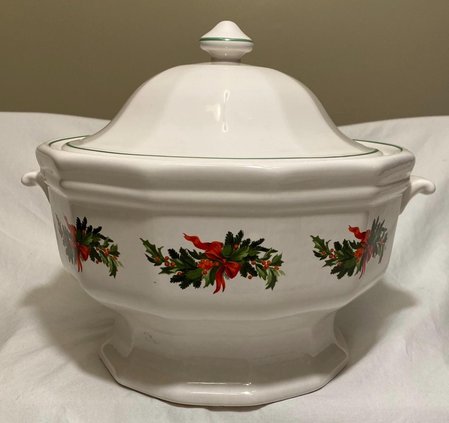 Pfaltzgraff Stoneware Heritage Christmas 3 1/2qt Soup Tureen With