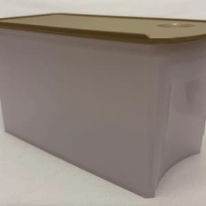 Recipiente rectangular Tupperware ShelfSmart Slim n.° 2 de 6 tazas, color avellana, con cierre hermético, estilo vintage.