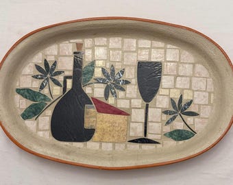 Plato ovalado de terracota con mosaicos de Marrero para vino y queso, firmado por el artista, vintage, en excelente estado.