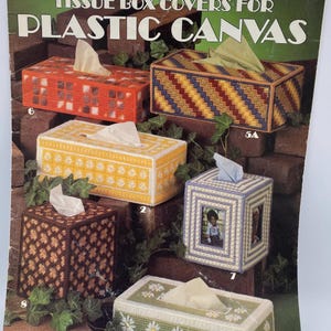 Ulotka z płótna plastikowego autorstwa Leisure Arts „Tissue Box Covers” 1981
