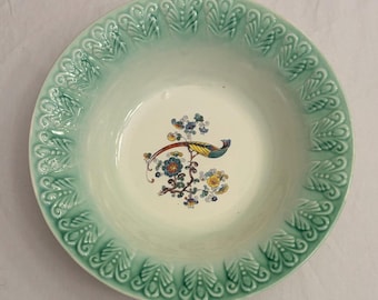 Serveringsskål i porslin med påfågeldekoration, grön präglad kant, 23 cm, vintage
