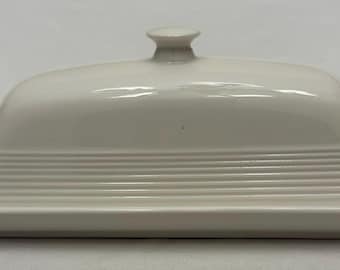 Mantequera de cerámica La Rochelle con tapa y plato inferior de 18 cm (7 pulgadas), color blanco, estilo vintage.