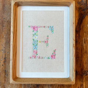 Benutzerdefinierte gestickte Blumeninitiale | Personalisierte Kinderzimmer & Kinderzimmer Dekor