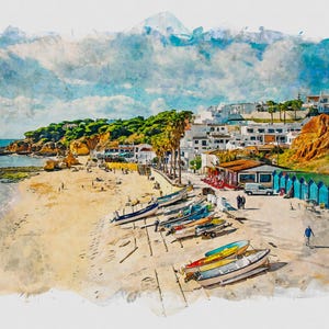 Op de afbeelding: Een aquarel schilderij van een strandscène met kleurrijke boten en gebouwen. Het strand is zanderig en er lopen mensen op. Het water is blauw en in de verte zijn rotsen te zien. De gebouwen zijn wit en hebben rode pannendaken. Er zijn palmbomen op de voorgrond.