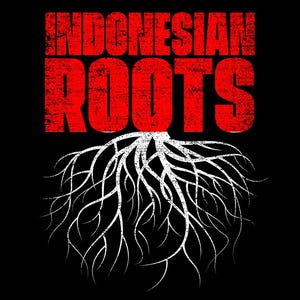 Könnte beinhalten: Ein Grafikdesign auf schwarzem Hintergrund mit dem Text INDONESIAN ROOTS in einer abgenutzten roten Schriftart. Unter dem Text erstreckt sich eine weiße Illustration von Baumwurzeln nach unten und bildet ein Wurzelsystem ab.