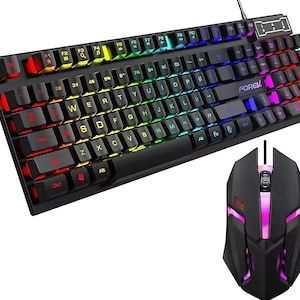 Può includere: Una tastiera nera con un design retroilluminato arcobaleno e un mouse nero abbinato con un effetto di luce arcobaleno. La tastiera ha la scritta "FOREV" stampata nell'angolo in alto a destra.