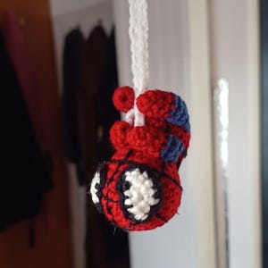 hängende mini Spiderman Häkelanleitung !