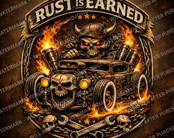 Puede incluir: Gráfico detallado con una calavera conduciendo un hot rod en llamas. La frase "RUST IS EARNED" está arqueada en la parte superior. El diseño incluye calaveras, llaves y estrellas, con una paleta de colores oscura y ardiente.