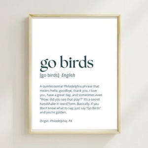Może przedstawiać: Oprawiony wydruk z frazą "go birds" w ciemnozielonej czcionce. Tekst to fraza z Filadelfii oznaczająca cześć, do widzenia, dziękuję itp. Pochodzenie: Filadelfia, PA.