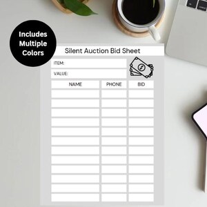 Peut inclure: Une feuille de soumission d'enchères silencieuses grise avec des sections pour l'article, la valeur, le nom, le téléphone et l'offre. La feuille comprend un graphique d'argent et le texte "Includes Multiple Colors". Une tasse de café et un ordinateur portable sont en arrière-plan.