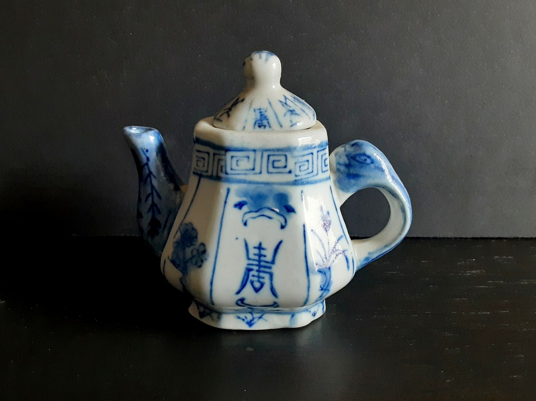 Vintage Blue and White Mini Teapot With Lid Chinese Ceramic Porcelain