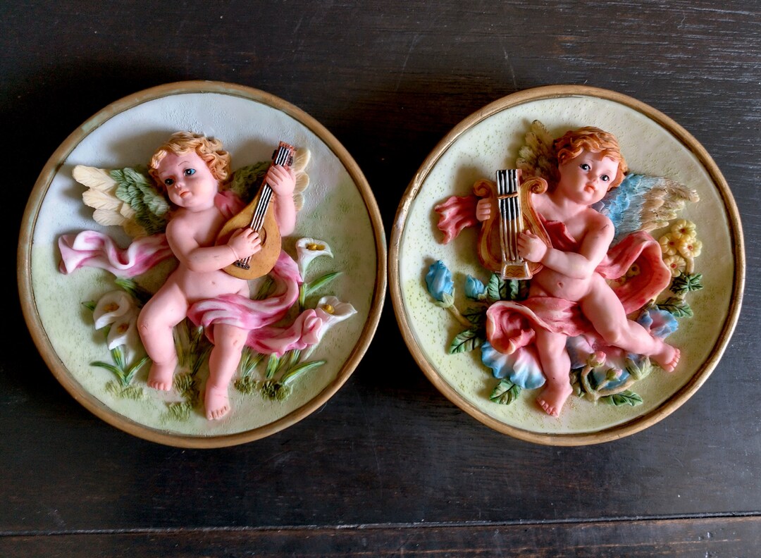 6 assiettes décoratives en porcelaine polychrome et dorée