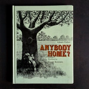 アイリーン・フィッシャー著『Anybody Home?』 - ヴィンテージハードカバー児童書、1980年初版、白黒イラスト