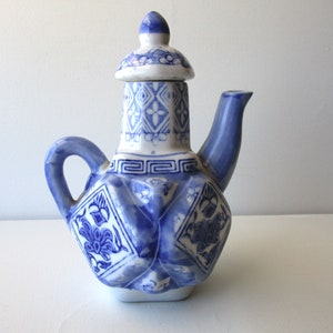 Vintage Blue and White Geometric Teapot with Lid - Chinese Ceramic Porcelain, Cute Ornamental Collectible Tea Pot, Geometric Design, Details