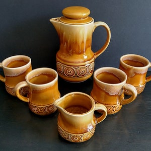 Ceramic Coffee Set 1970s with 1 Coffee Pot or Carafe, 4 Cups and 1 Creamer - Mustard Yellow Ochre Color w/Raised Abstract Tile Design, MCM