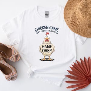 Chicken Game Don’t Look At The Chicken Shirt – Funny Game Over Chicken Meme Tee, Playful Farm Animal Humor Unisex T‑Shirt