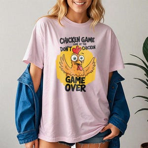 Chicken Game Don’t Look At The Chicken Meme T-Shirt, Funny Farm Animal Gamer Tee, Silly Chicken Humor Graphic Shirt, Unisex Game Over Top