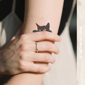 Tatuaje temporal de gato Peekaboo: adorables sets de tinta de gato negro, pequeños tatuajes de animales en la muñeca para amantes de las mascotas.