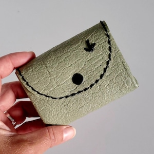 Cartera PIÑATEX hecha a mano con fibra de piña/material sostenible/vegano CAQUI INDICO