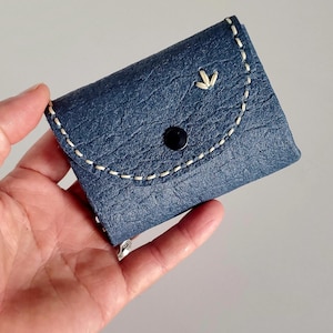 Cartera PIÑATEX hecha a mano con fibra de piña/material sostenible/vegano BLUE INDICO