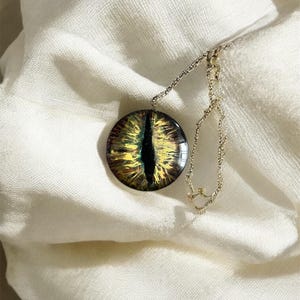 Dragon Eyes Cabochon, Doll Eyes image Glass dome, Eyeball Cameo, Glass Cabochon, one single cabochon