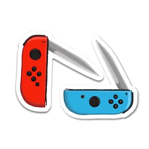 Puede incluir: Una pegatina con un mando de juego rojo y azul, cada uno con una cuchilla plateada que se extiende desde la parte superior. El mando rojo tiene botones negros y un joystick negro. El mando azul también tiene botones negros y un joystick negro.