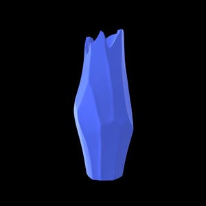 Puede incluir: Un jarrón de cerámica azul con un diseño geométrico. El jarrón es alto y estrecho, con una parte superior puntiaguda.