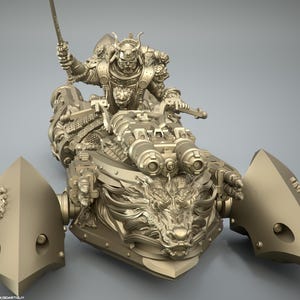 Puede incluir: Un modelo impreso en 3D detallado de un guerrero futurista con armadura montando una criatura similar a un dragón. El guerrero sostiene una espada y lleva un casco con cuernos. La criatura tiene una cola larga y garras afiladas. El modelo está pintado en un color dorado metálico.