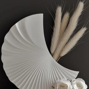 Moon Mood – Sculptural Crescent Vase