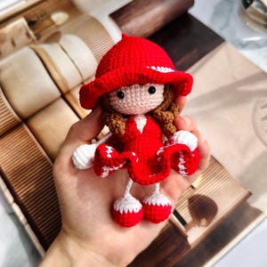 Gehäkelter Schlüsselanhänger im roten Kleid mit Mädchen, handgefertigter Amigurumi Taschenanhänger, süßer Puppenanhänger für Geldbörse, Rucksack oder Geschenk