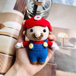 Gehaakte Mario Doll-sleutelhanger: handgemaakt amigurumi-gamercadeau