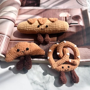 Uroczy szydełkowy brelok z croissantem, bagietką i preclem – pluszowa zawieszka na torbę Kawaii Bread | Ręcznie robiony prezent amigurumi dla miłośników jedzenia