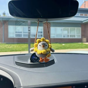 Enfeite de pinguim de girassol de crochê – brinquedo de pelúcia para espelho de carro feito à mão, presente fofo de amigurumi, decoração adorável de pinguim pendurado