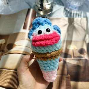 Peluche de helado de ganchillo: decoración de postres amigurumi kawaii