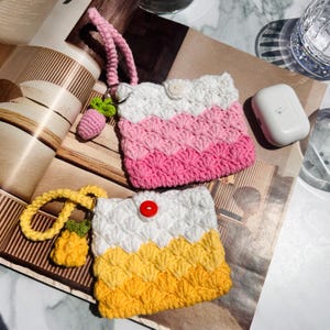 Handgemachtes gehäkeltes Kartenetui mit Pfirsich oder Ananas Anhänger | Niedliche Mini Geldbörse Handtasche Geschenk | Kartenhalter