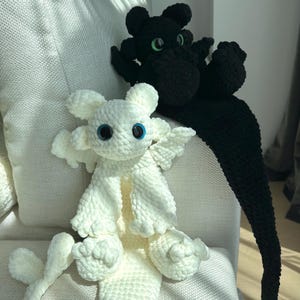 Handmade Plush Dragon Toy – Soft Crochet Stuffed Animal for Kids and Fans – Toothless Inspired – Kawaii Amigurumi Gift – Black or White